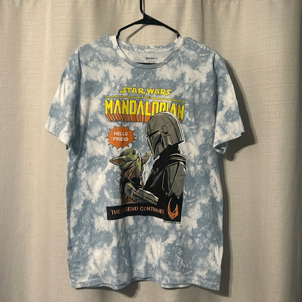 Men’s Large Mandalorian T-shirt. Design by Old Navy, 100% Cotton.